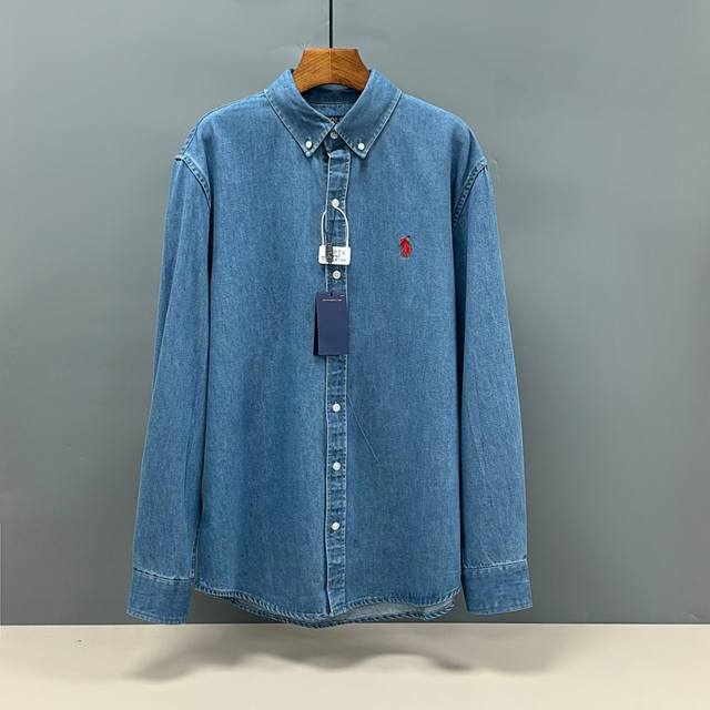 Ralph Lauren 拉夫劳伦 刺绣牛仔衬衫 采用高支数精梳棉牛仔面料 纱线均匀细腻 无杂质毛羽 上手触摸能感受到棉纤维的柔和肌理 宽松版型 上身立体 线条
