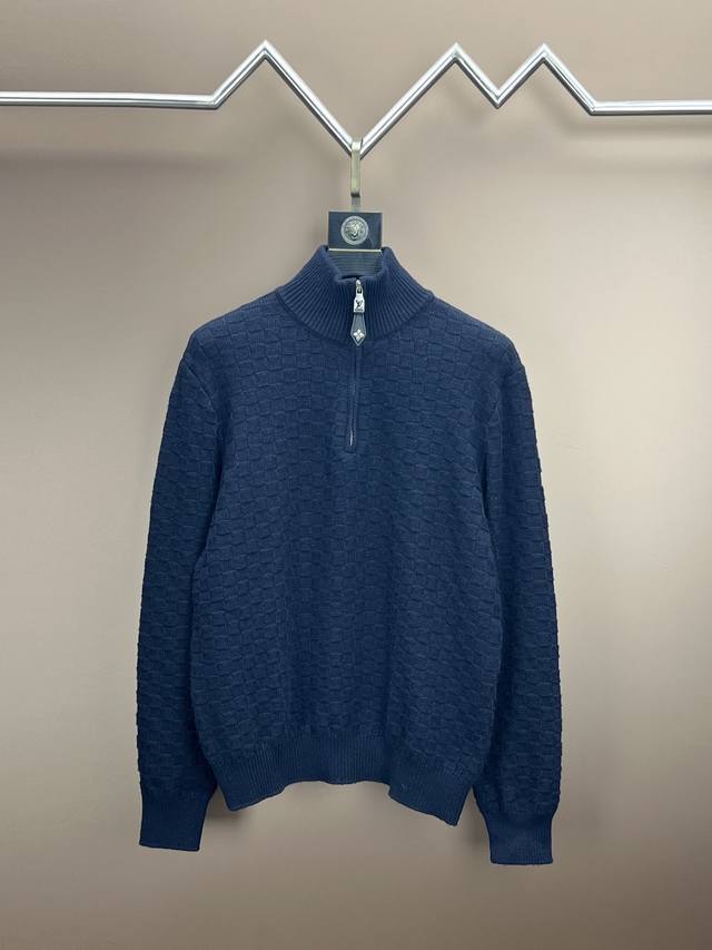 Louis Vuitt*2025新品上架 高领拉链针织套头毛衣 定制Yb羊绒羊毛纱线织造，质感高级，舒适柔软，拉链高领毛衣剪裁，密实格纹针织纹理，御寒防风，领袖