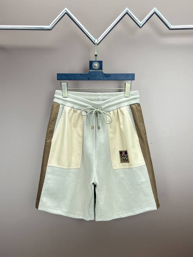 L*Uis Vuitton 25Fw秋冬新品短裤 动感气息不言而喻。袋鼠口袋刺绣 Lv Japan 标签， 致意本季与日本设计师 Nigo 的联袂合作。与同款