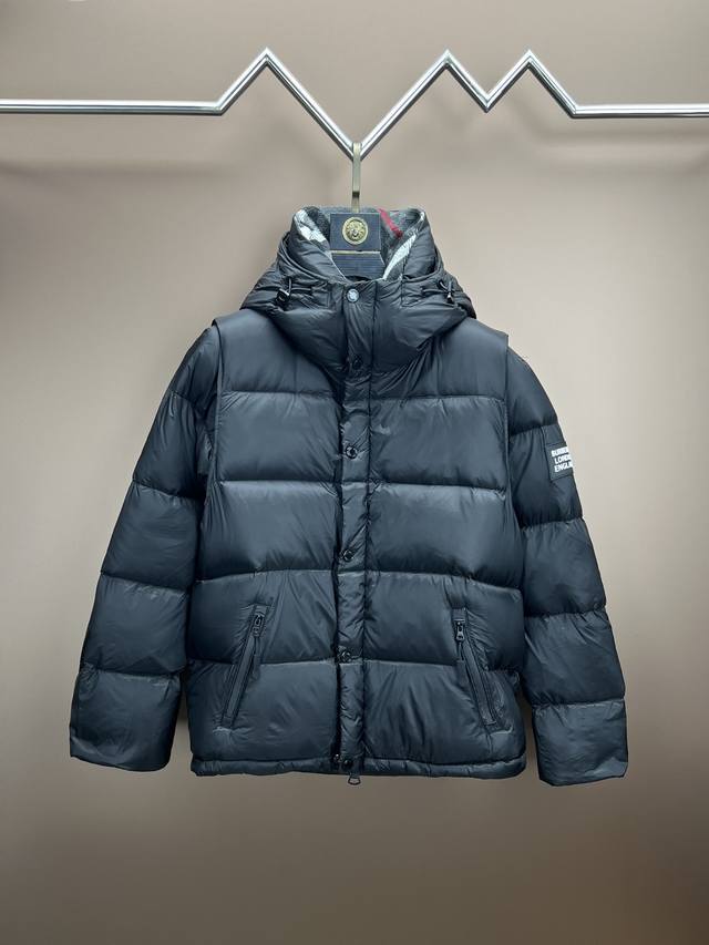 Burberry 可拆式衣袖连帽羽绒服 复古格纹内衬的高领与连帽 可拆袖变马甲造型 上身效果超级棒 舒适保暖 超级实用按扣与隐藏式双向拉链开襟 抽绳式连帽与衣摆