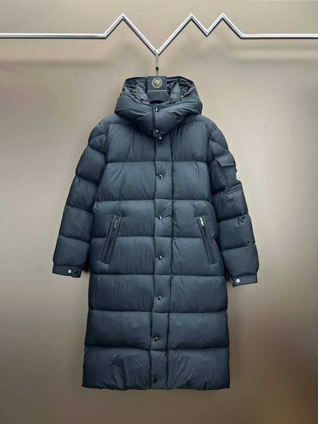 Moncler Hanoverian行 哑光雾面 长款男士. 850+蓬松度这款Hanoverian男士长款羽绒集Moncler经典美学、出色性能与防护特性于一