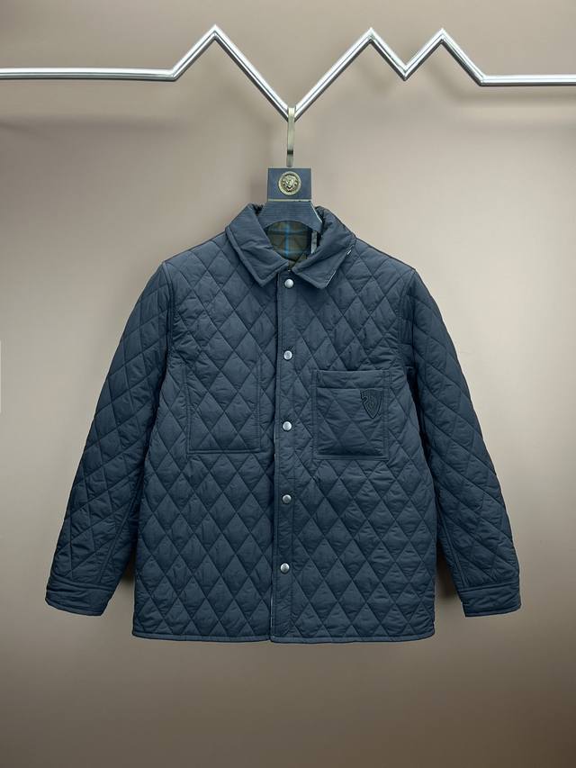 Burberry双面两穿 Brighton 衬衫式双面棉服 Bur王牌货品，温控双面穿复古菱格格纹夹棉，双面穿格纹复古的时髦 ，永远都不褪流行，黑色一面的采用聚
