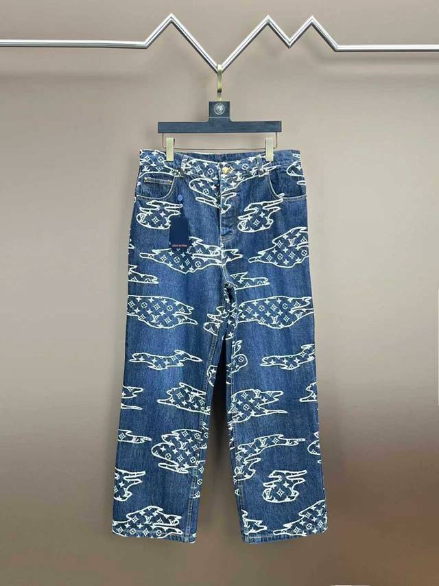 Louis Vuitton 云朵提花牛仔外套 本款工装束腰为轻盈水洗丹宁布融入优雅弧形衣领，以拼缝效果 Monogram Clouds 提花致意日本传统拼布工艺