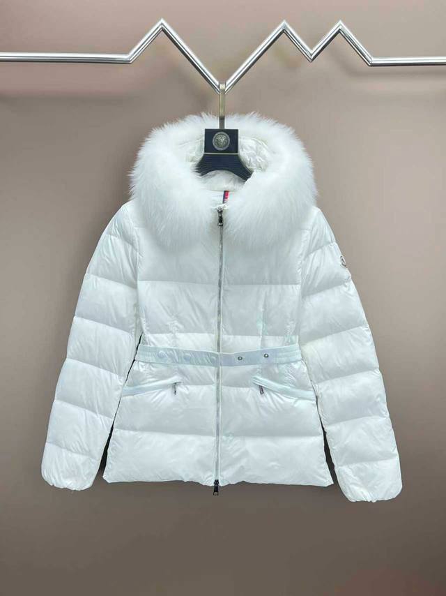 Moncle*25秋冬新款 Mo经典必入爆款Boedic连帽羽绒服！ 大毛领中短款连帽羽绒服 羽绒服中的经典爆款 冬季必备 定制的可拆卸大毛领 连帽短款羽绒服