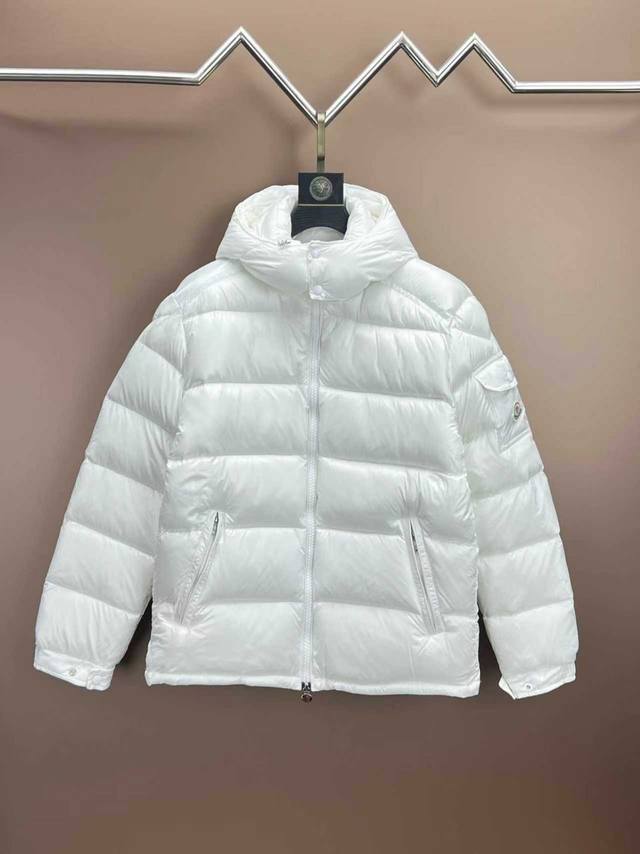 Moner 盟可睐 Hanovcrtan短玛雅短款羽绒服，，国标优质90绒的。带着经典的Logo组合搭配，设计帽子可以拆卸 码数：1-2-3-4-5 颜色：粉色