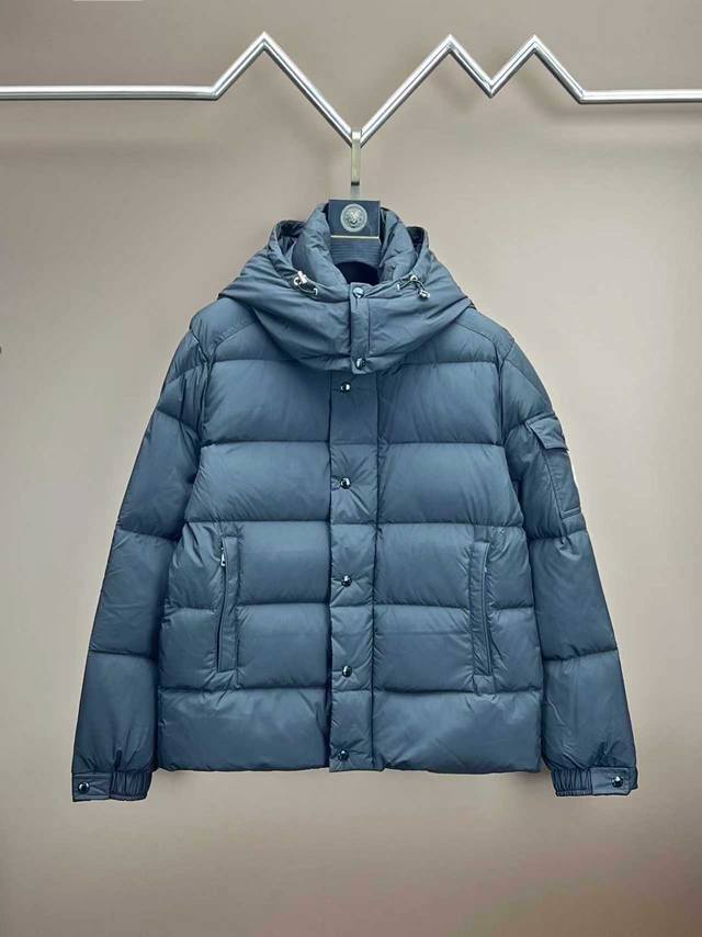 雾面短玛雅短款羽绒服，这款号称羽绒服届最贵的，国标优质90绒的。带着经典的Logo组合搭配，设计帽子可以拆卸，第一眼看到就是满满的视觉冲击，保暖性能更出色，轻便