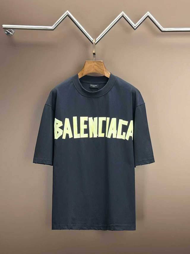 Balenciaga 美纹纸胶带短袖 袖子以及下摆采用磨烂效果 内里处理干净 无线头 无余边 肩部采用磨烂设计 车线平直 三针五线工艺 肩膀处内里带压条 面料采