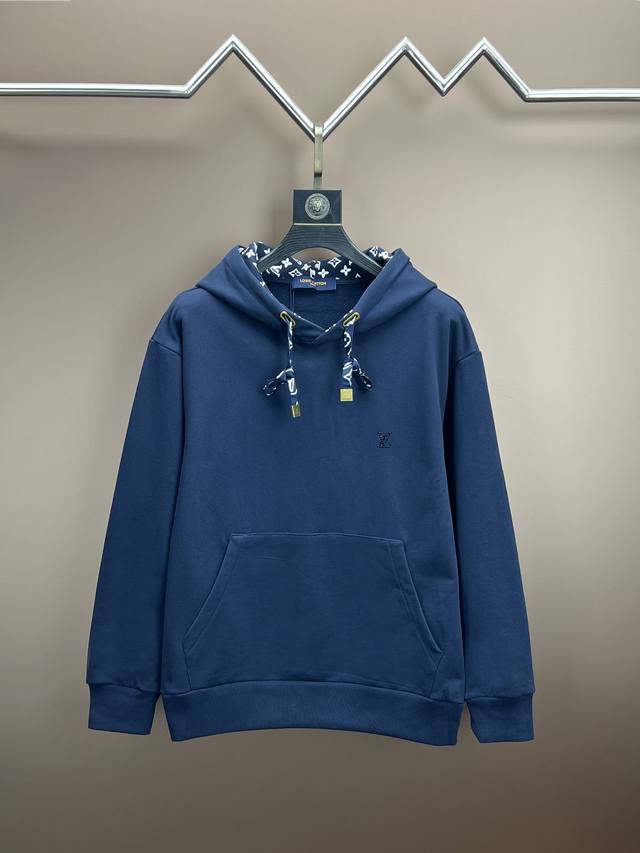 Lv 徽标口袋长袖卫衣 采用380克奢牌毛圈卫衣面料，配套1*1双纱拉架重磅罗纹，480克。面料酵洗，高温烫钻 Size：Xs..S M L