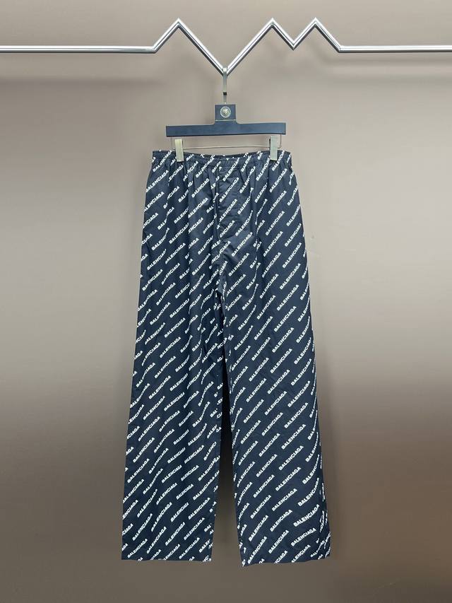 同步官网。巴黎字母长裤 巴黎世家字母裤子、满印字母爆款裤子 尺码宽松、男女同款 颜色黑色 尺码S.M.L.Xl