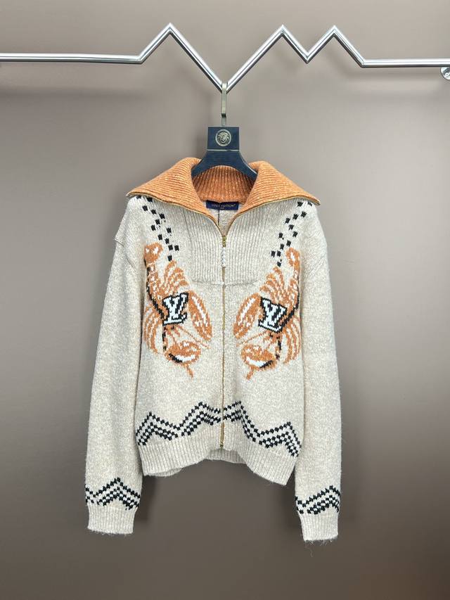 Lv X Nigo 联名款 Fw25 拉链长袖印花针织毛衣，本款针织束腰夹克出自 Pharrell Williams 和 Nigo 携手合作的 2025 秋冬系