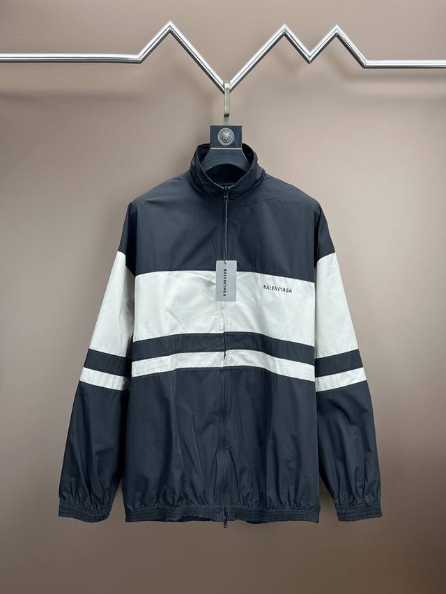 巴黎世家 Blcg黑杏拼接冲锋衣外套 轻奢主义 男女日常通勤穿搭必备单品 详细特征 定织定染高密度防风聚酯纤维 具备透气性 舒适性 抗皱性 田岛高速绣花机机绣