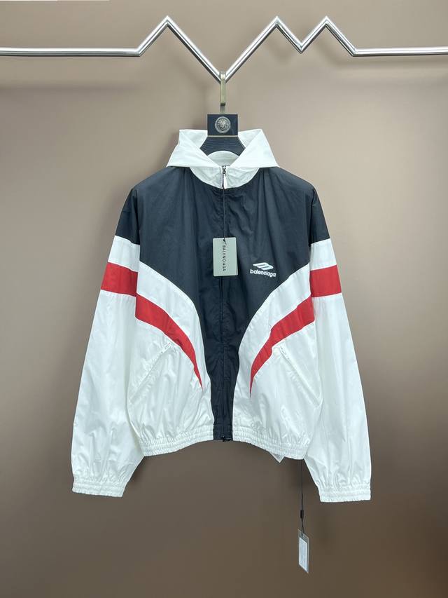 Balenciaga拼接红黑压线刺绣夹克外套 工艺说明：采用创新科技府绸面料打造，兼具挺括质感与舒适穿着体验。标志性的Os超大版型配合落肩设计，营造出前卫的街头