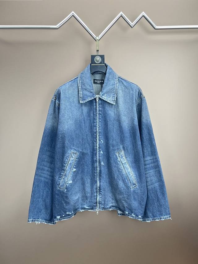 Balenciag* 巴黎Blcg 25 牛仔拉链外套 面料采用意大利进口高密 纯棉斜纹丹宁材质 窄幅面料损耗极大 还原宽松垂落感 面料先做洗水退桨 洗水工艺反