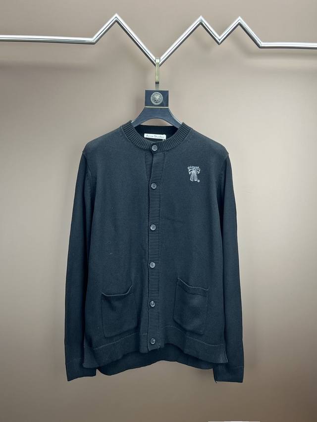 Acne Studios 蝴蝶结刺绣开衫毛衣 采用6股26μM超细美利奴羊毛混纺纱，通过赛络纺技术复合加捻，使纱线强度提升40%。空气包芯工艺：在纱线中空层注入