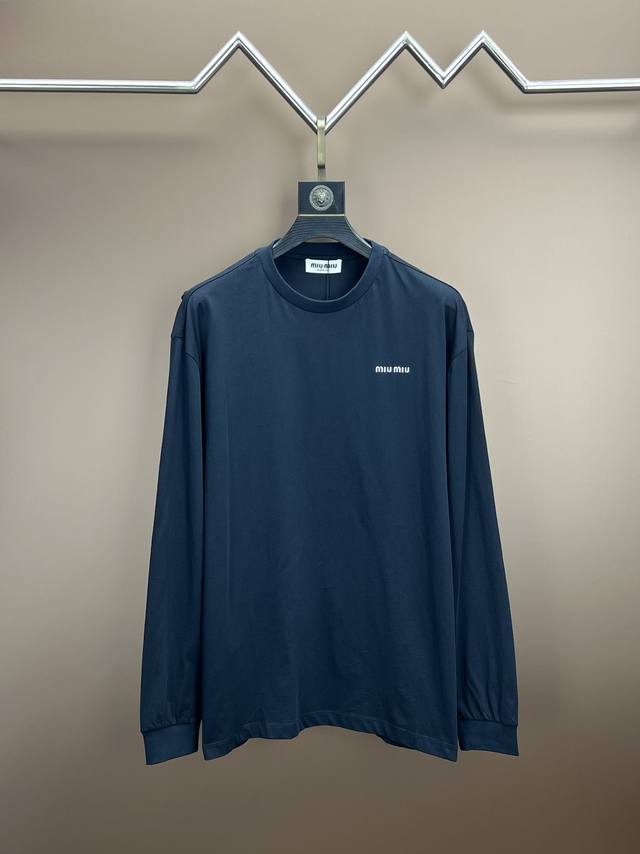 Miumiu 25Ss 圆领藏青色长袖 采用高品级24支精梳棉纱线,通过 先染后织 工艺确保色彩均匀性,纱线经双股加捻提升抗起球性,布面光洁度优于普通棉织物。 Miumiu 25Ss 圆领藏青色长袖 采用高品级24支精梳棉纱线,通过 先染后织 工艺确保色彩均匀性,纱线经双股加捻提升抗起球性,布面光洁度优于普通棉织物。