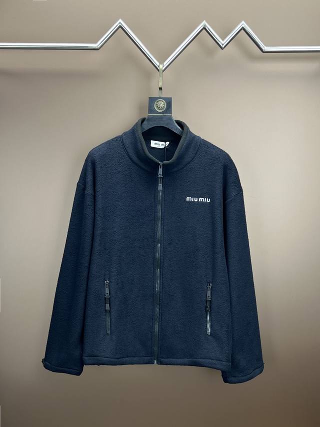 实物挂拍 Miumiu 缪缪 摇粒绒徽标刺绣 现货 S M L Xl 定制Yb进口摇粒绒材质 质感柔软舒适 亲肤保暖 换季叠穿 时髦又御寒 连帽拉链外套版型 开 实物挂拍 Miumiu 缪缪 摇粒绒徽标刺绣 现货 S M L Xl 定制Yb进口摇粒绒材质 质感柔软舒适 亲肤保暖 换季叠穿 时髦又御寒 连帽拉链外套版型 开