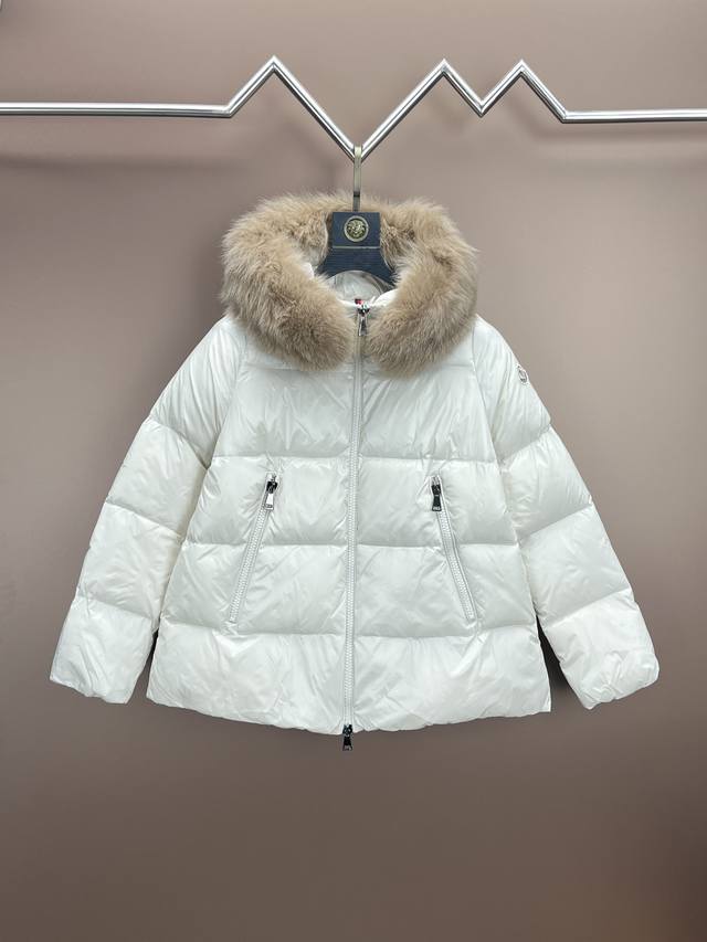 羽绒上新Moncler Laiche短款女士.可脱卸进口芬兰狐狸毛领.条码款号齐全对应官网一致.吊牌内置Nfc电子感应防伪.支持多重防伪验证.出厂标配全套柜台礼