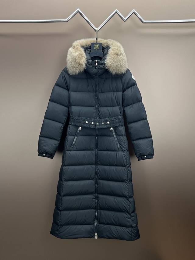 Moncler Boedic盟可睐 长款女士狐狸毛领长款长毛条 Boedic长款羽绒结合了考究材质和对细节的关注，隽永优雅的时尚设计可为您提供温暖呵护的穿着体验