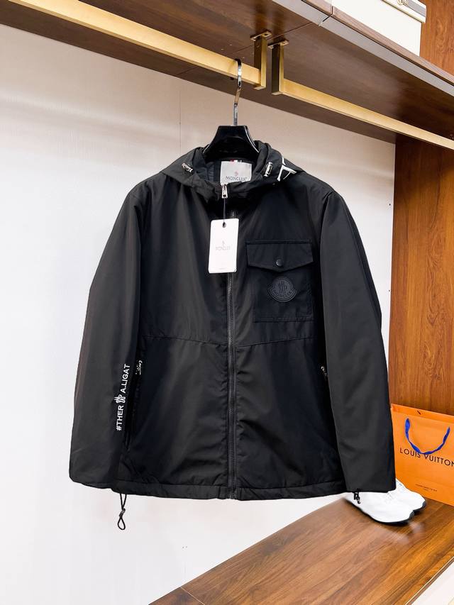 蒙口 三标齐全 2025冬季新款棉服加棉外套，秀场新品品相非常完美，舒适保暖，色泽饱满诱人，非常出彩的设计，轻松将时髦感进阶，做工极为考究严谨，走线工整细致！大