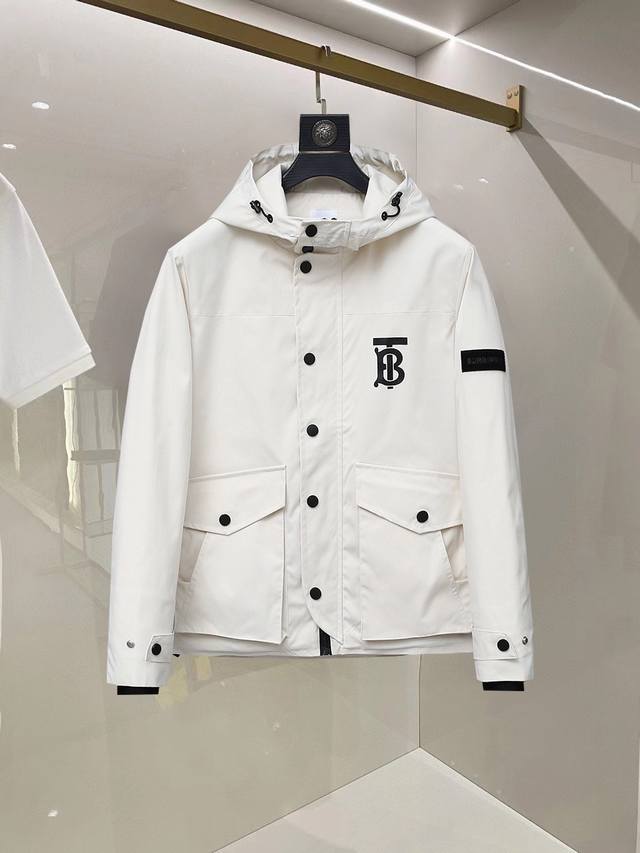 百宝莉 2025春季新款夹克外套，秀场新品品相非常完美，双面穿舒适保暖，三标齐全色泽饱满诱人，非常出彩的设计，轻松将时髦感进阶，做工极为考究严谨，走线工整细致！