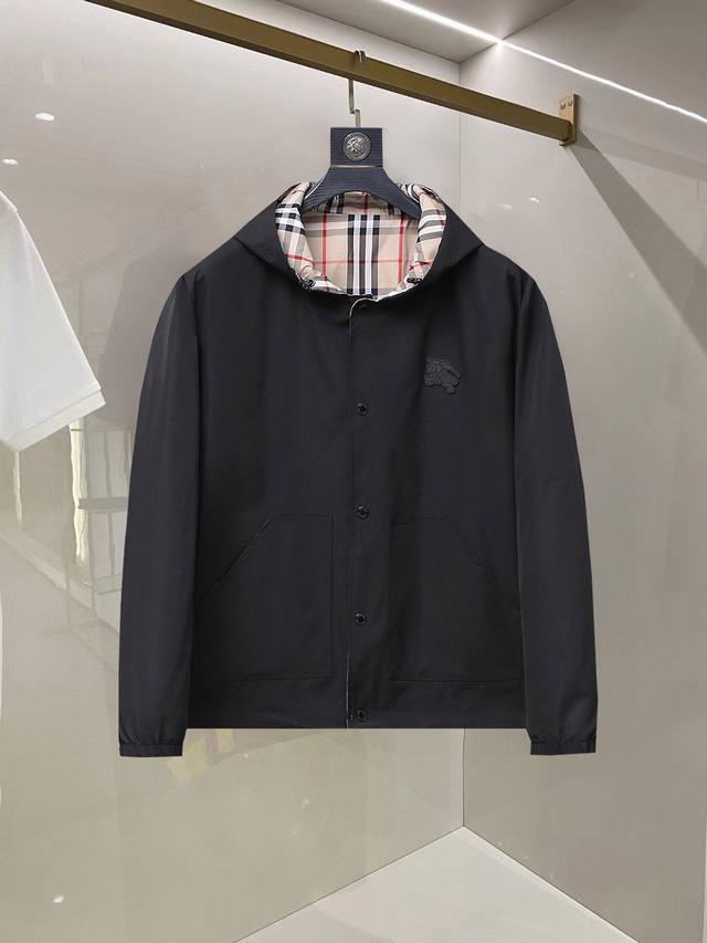 百宝莉 双面穿，2025春季新款夹克外套，秀场新品品相非常完美，双面穿舒适保暖，三标齐全色泽饱满诱人，非常出彩的设计，轻松将时髦感进阶，做工极为考究严谨，走线工