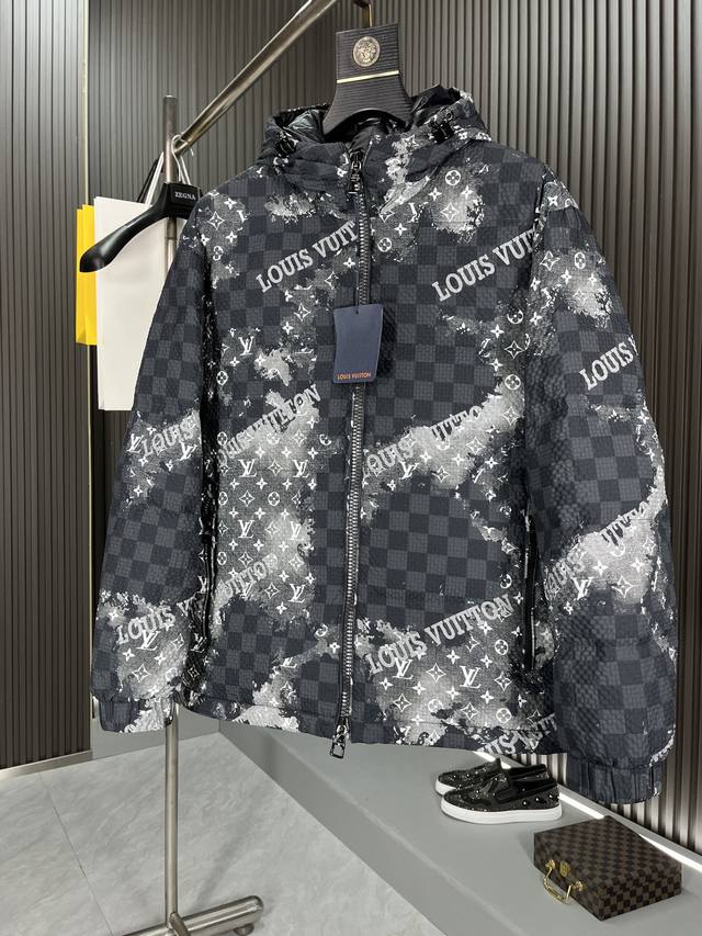 Lv 路易威登 2025秋冬Gw专柜新款 顶级原单男士时尚连帽羽绒外套休闲羽绒服。 海外贸易渠道订购，中国香港仓直发，精品限量销售。 Lv2025众多明星同款羽
