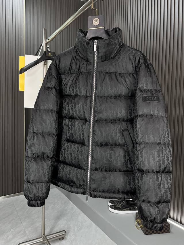 Dior 2025Ss新款迪奥立领夹克羽绒服 爆款现货！选用上乘的面料表现出耀眼、始终保持高级华丽的设计路线，做工精细，象征着法国时装文化的最高精神、原版五金定