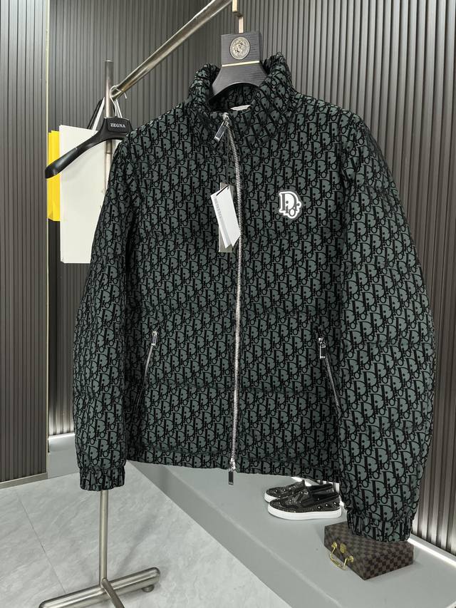 Dior 2025Ss新款迪奥立领夹克羽绒服 爆款现货！选用上乘的面料表现出耀眼、始终保持高级华丽的设计路线，做工精细，象征着法国时装文化的最高精神、原版五金定