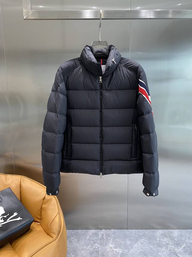 蒙家 秋冬新款羽绒服 原版1:1订制五金配件全进口原版定制 欢迎专柜对比 绝对的高品质 采用顶级90白鸭绒 超柔软 充羽量蓬松饱满 超级重工 面料做工杠杠的版型