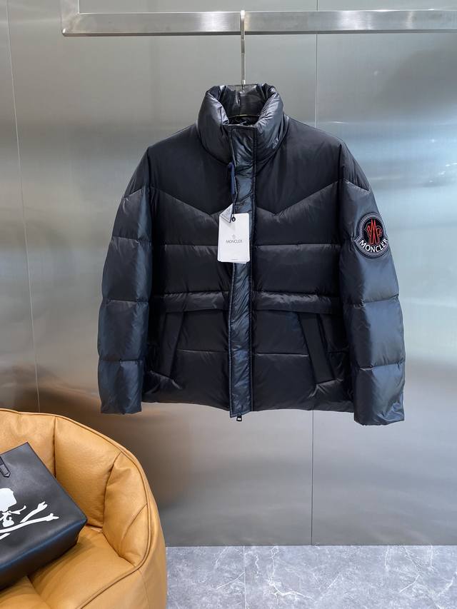 蒙家 2025Ssmoncler 柜在售 Tago立领羽绒外套 胸口标志点缀结合绗缝几何线条设计 灵感源于攀登冰坡冒险装束 上身很有亮点 合体的剪裁 两侧拉链插