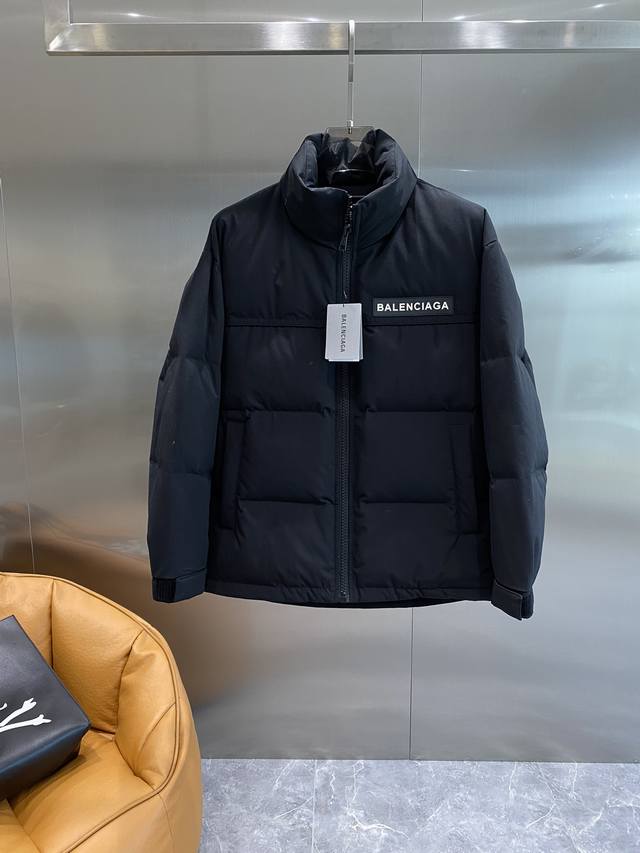 巴黎家 2025秋冬新款羽绒服。这款号称羽绒服届最贵的，全部90绒的。带着经典的Logo组合搭配，第一眼看到就是满满的视觉冲击，保暖性能更出色，轻便不厚重，且压