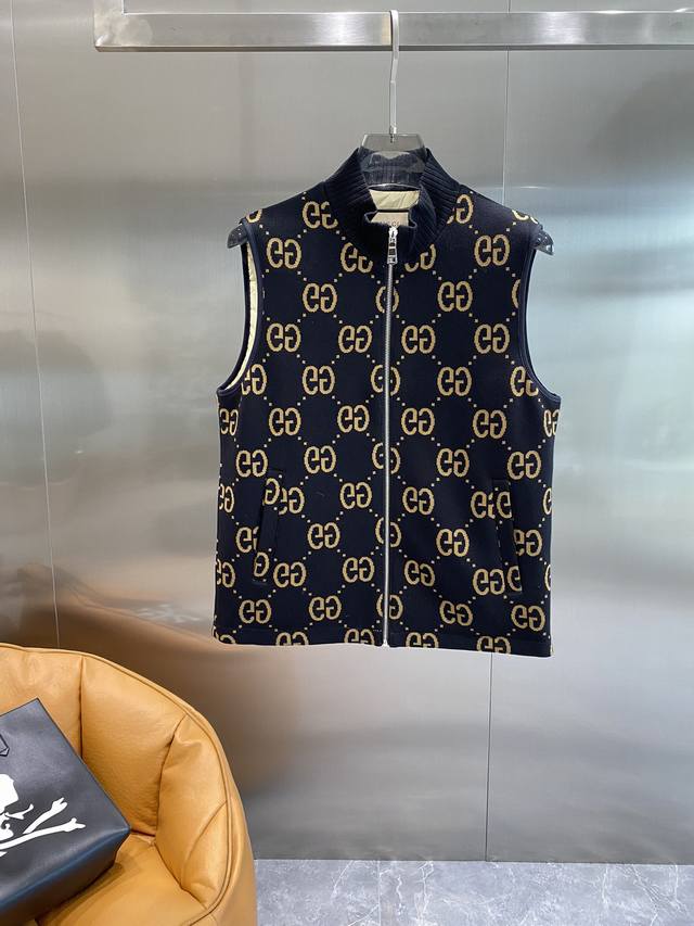 古家 男士羽绒马甲，2025秋冬新款，秋末初冬季节必不可少的单品，内里90%白鸭绒，客供进口提花面料，手感一流！内里充绒饱满蓬松度高，保暖性能超赞！ 颜色：黑色