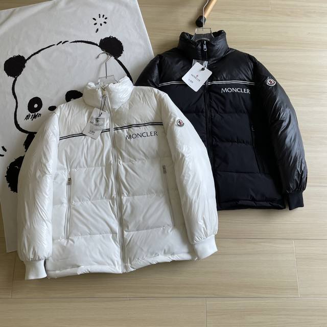 蒙口 2025秋冬新款立领羽绒外套，原版一致的裁剪，针织拼接，穿搭随意切换风格～简单又时髦 ！高端定制复合布面料，手舒适度高。原厂五金配件，加上利落的剪裁手法，