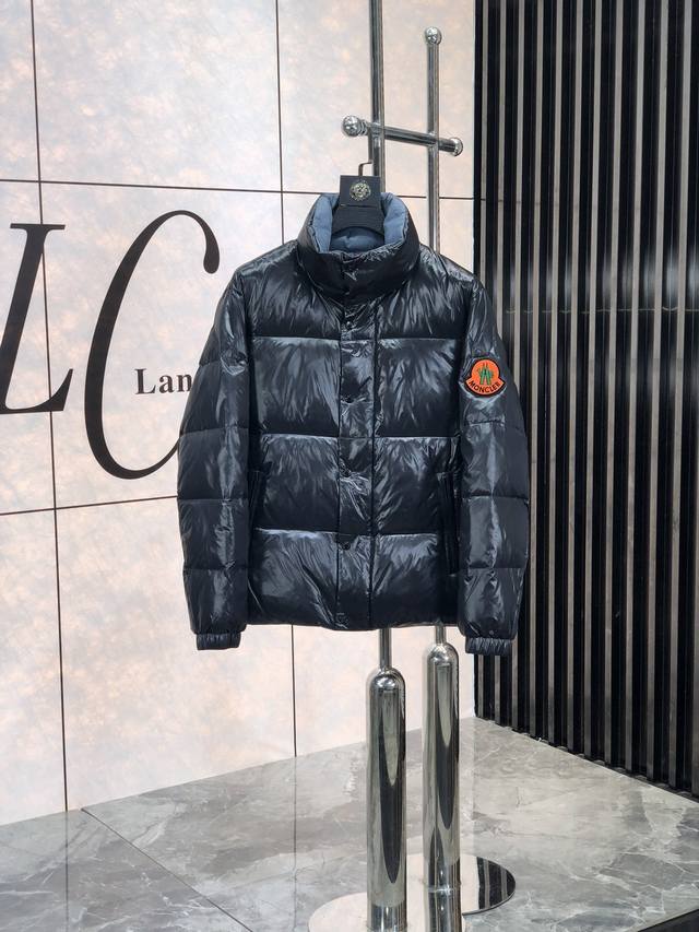 蒙口 2025Ss秋冬新款男士羽绒服！连帽设计，简单的大方基础款。防风保暖，时尚休闲！秋冬寒潮，助你过冬！纯正90鸭绒，所有的辅料配备高版本。5本期的羽绒服跟以