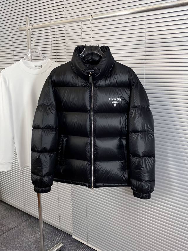 普拉达 2025秋冬新款情侣款羽绒服 原版1:1订制五金配件、全进口原版定制、 欢迎专柜对比 绝对的高品质 采用顶级90白鸭绒 超柔软 充羽量蓬松饱满 超级重工