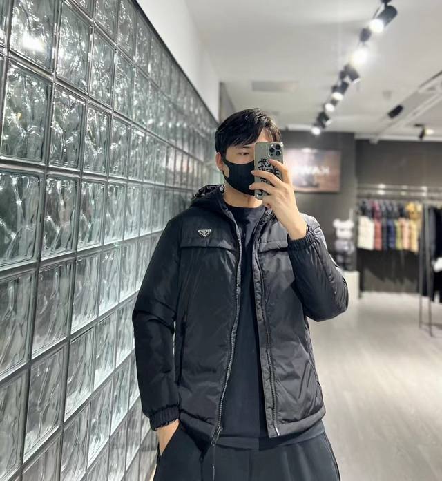 普拉达 2025秋冬羽绒马甲上新！秋冬最新款 官网同步款 专柜在售 代工厂P原单货直销 全球订单流出物，客供进口原版面料。防水面料，原厂五金配件 非常柔软 舒适