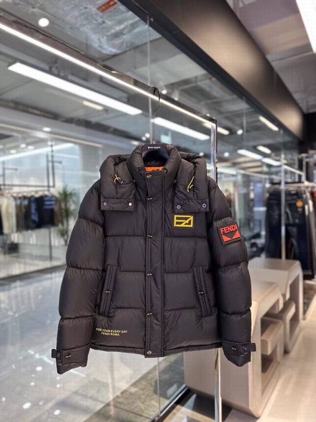 芬* 2025秋冬款男士白鸭绒羽绒服外套，官网有同步品质，今年最热售的一款单品。外层类似冲锋衣的构建，透气同时却能强悍仿风，今年最主打热卖的羽绒，内充进口国标9