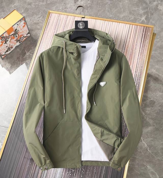 普拉达 2025秋冬专柜新款休闲时尚夹克外套 超前卫设计风格 细腻舒适 穿着非常轻便不易起皱。多重重工艺 整体的设计颇具视觉感，上身休闲有型，有一定的挺括度，绝