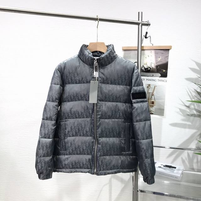 原单货 迪奥Dior 羽绒服外套夹克 贵族血统！五金原版Logo内充物90绒 设计让人心旷神怡 匠心打造，光泽感强，上身更加轻盈保暖，时尚保暖兼容！细节用料都非