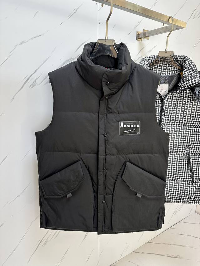 蒙口 2025秋冬男士轻薄款马甲羽绒服 贸易公司渠道出品，完美品相，超值性价比体验秋冬必备的高端羽绒服，极简风格，可商务可休闲，男士气质与温度兼具的高端单品。此