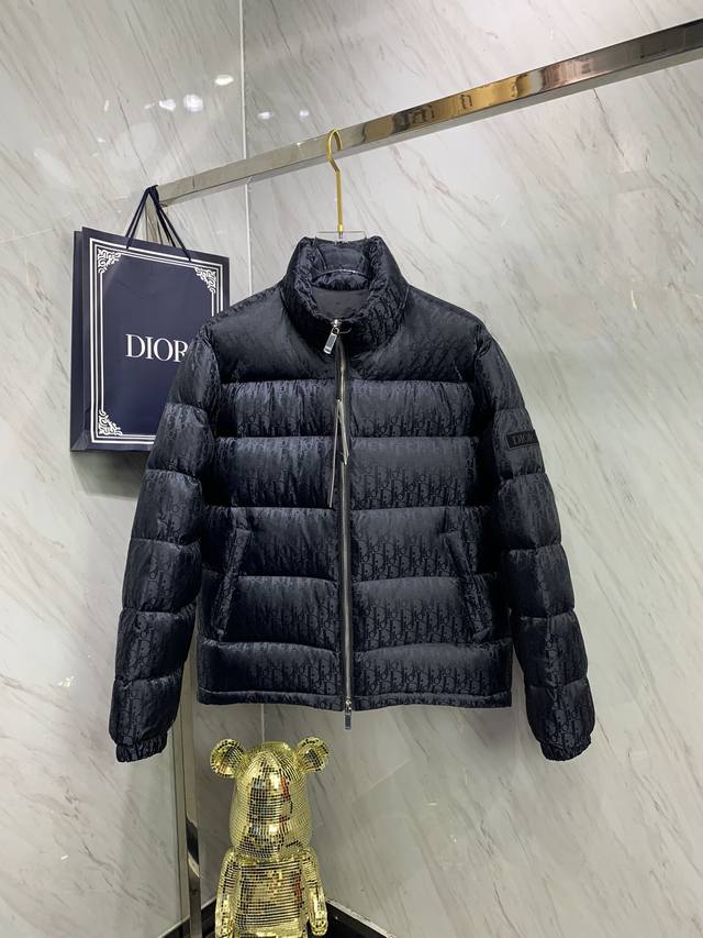 迪奥 男士羽绒 2025秋冬新款，秋末初冬季节必不可少的单品，内里90%白鸭绒，客供进口提花面料，手感一流！内里充绒饱满蓬松度高，保暖性能超赞！ 码数：M-3X