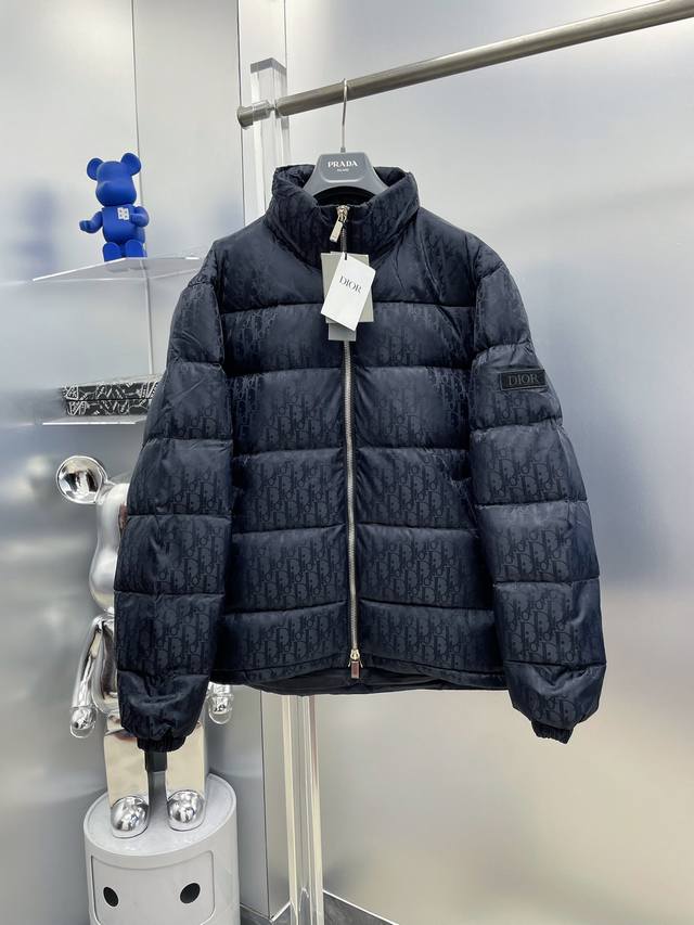 迪奥 2025秋冬款男士白鸭绒羽绒服外套，官网有同步品质，今年最热售的一款单品。外层类似冲锋衣的构建，透气同时却能强悍仿风，今年最主打热卖的羽绒，内充进口国标9