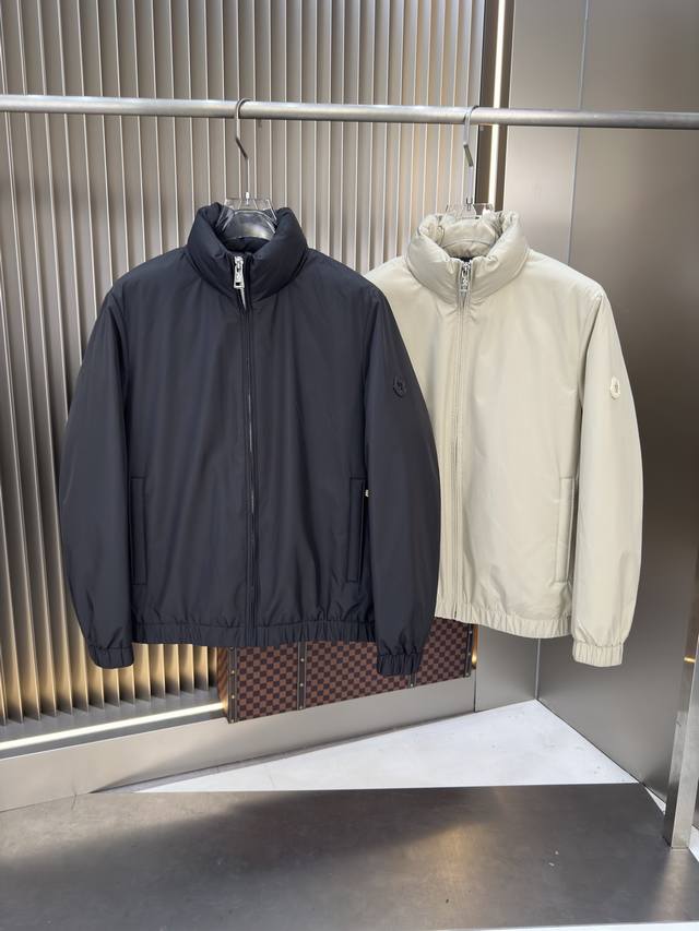 爆款2550秋冬新款羽绒服 原版1:1订制五金配件全进口原版定制 欢迎专柜对比 绝对的高品质 采用顶级90白鸭绒 超柔软 充羽量蓬松饱满 超级重工 面料做工杠杠