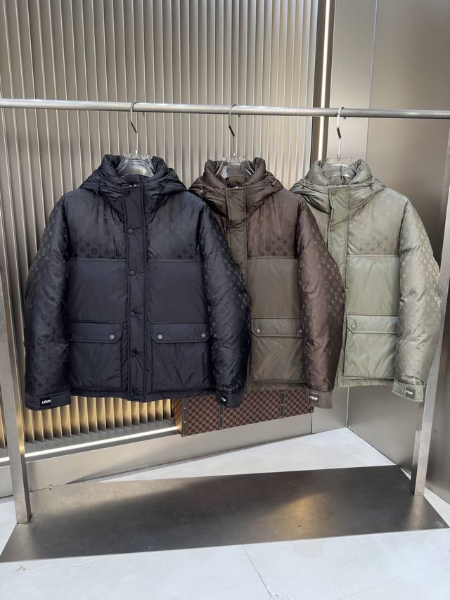 爆款2550秋冬新款羽绒服 原版1:1订制五金配件全进口原版定制 欢迎专柜对比 绝对的高品质 采用顶级90白鸭绒 超柔软 充羽量蓬松饱满 超级重工 面料做工杠杠