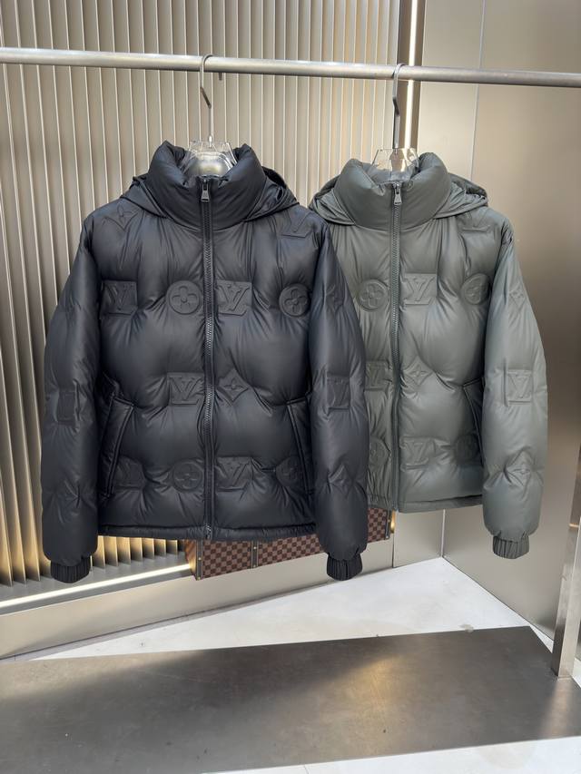 爆款2550秋冬新款羽绒服 原版1:1订制五金配件全进口原版定制 欢迎专柜对比 绝对的高品质 采用顶级90白鸭绒 超柔软 充羽量蓬松饱满 超级重工 面料做工杠杠