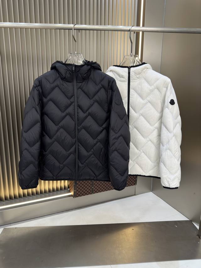 爆款2550秋冬新款轻薄羽绒服 原版1:1订制五金配件全进口原版定制 欢迎专柜对比 绝对的高品质 采用顶级90白鸭绒 超柔软 充羽量蓬松饱满 超级重工 面料做工