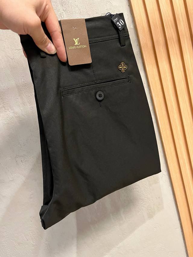 Lv 新款来袭2630春夏新款新品 专柜有售 实体店极品休闲裤专柜原版1:1好货，适合各个年龄段。市场最高版本的欧洲进口面料。舒适柔软亲肤，上身效果超级棒时尚百