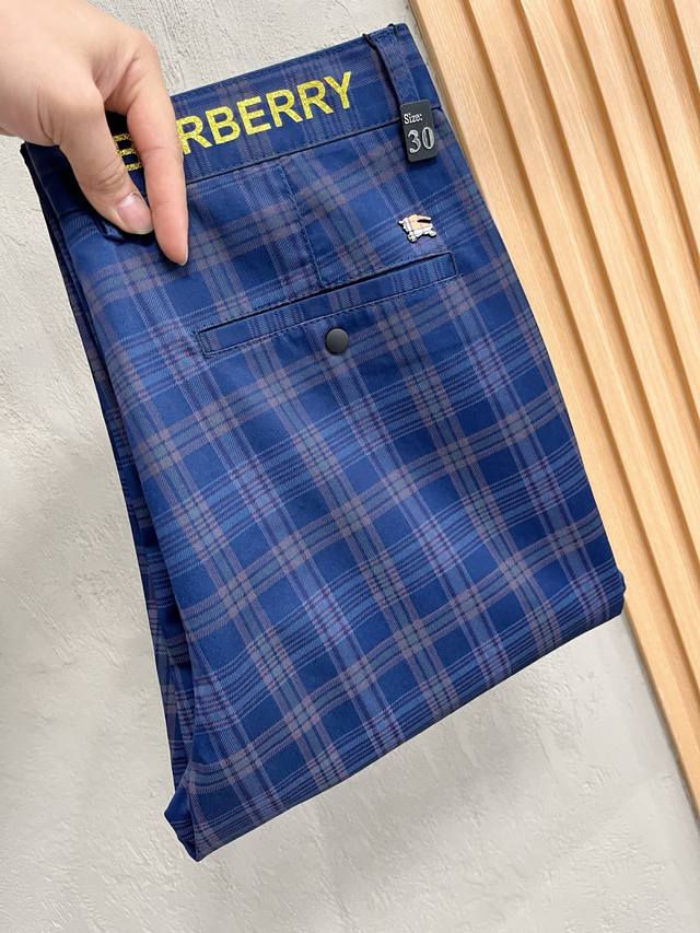 Burberr‘’ 新款来袭2630春夏新款新品 专柜有售 实体店极品休闲裤专柜原版1:1好货，适合各个年龄段。市场最高版本的欧洲进口面料。舒适柔软亲肤，上身效