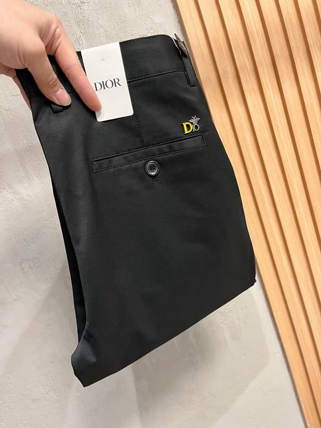 迪‘’ 新款来袭2630春夏新款新品 专柜有售 实体店极品休闲裤专柜原版1:1好货，适合各个年龄段。市场最高版本的欧洲进口面料。舒适柔软亲肤，上身效果超级棒时尚