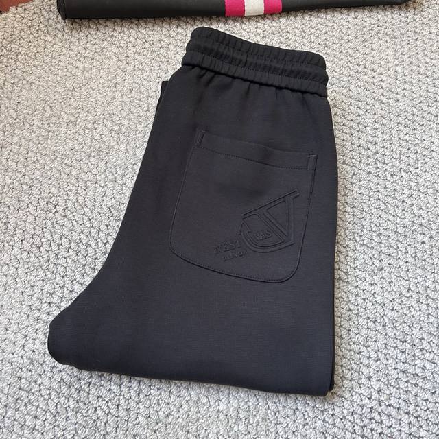 华伦天*秋冬2630Ss秋冬新品，官网同步有售，男士高端商务休闲裤，高端进口面料，带弹力，，五搭配，即经典又时尚，合体裁缝，上身效果无约束感 ，舒适透气 码数：